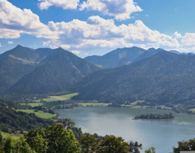 Bauernhof am See zwischen Bergen – Ferienhütte-Nur Beispiel